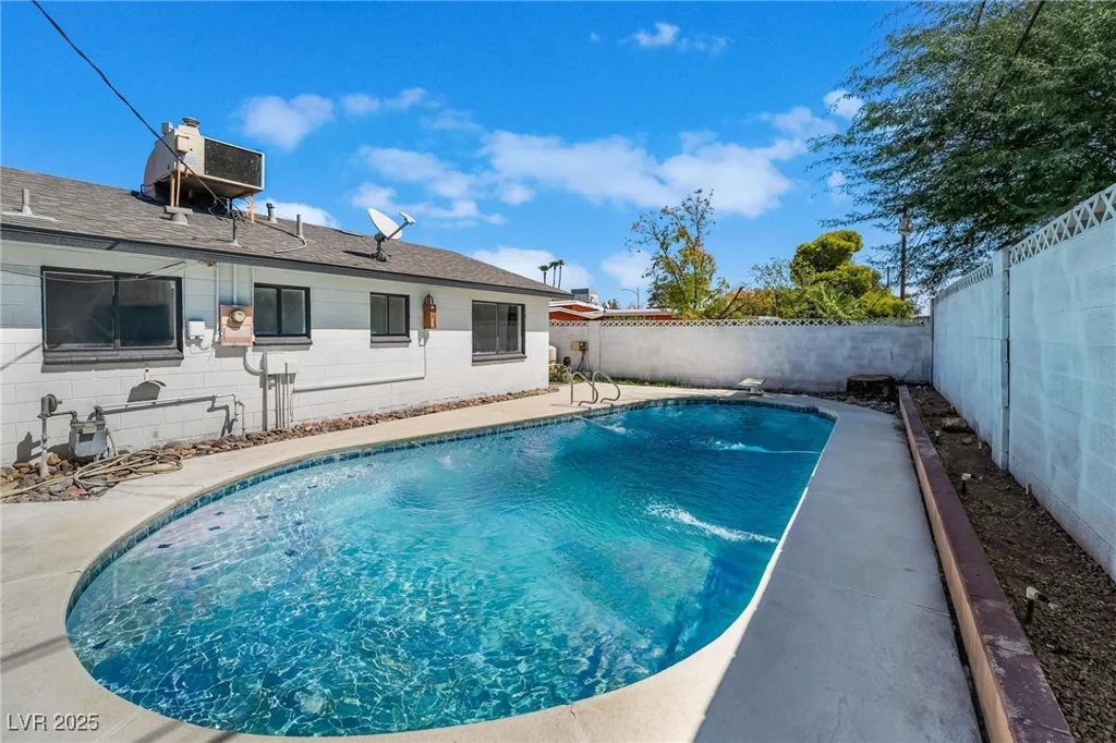 941 Hacienda, Las Vegas, NV 89119