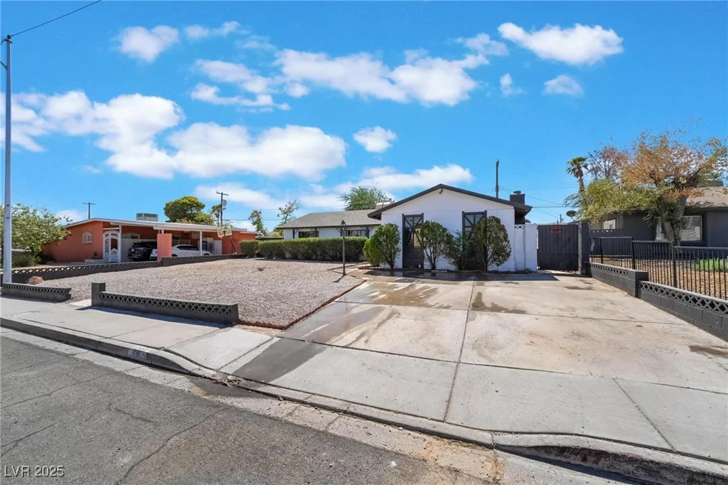 941 Hacienda, Las Vegas, NV 89119