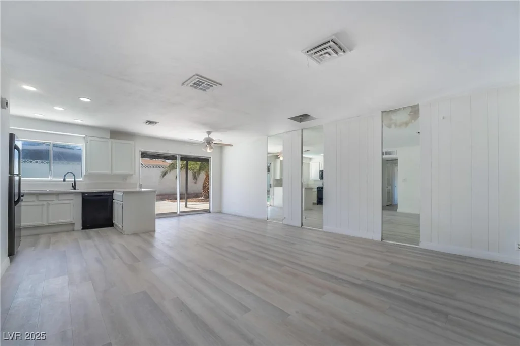941 Hacienda, Las Vegas, NV 89119
