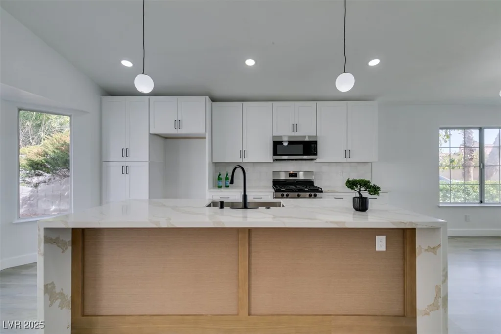 9808 Eagle Rock, Las Vegas, NV 89117
