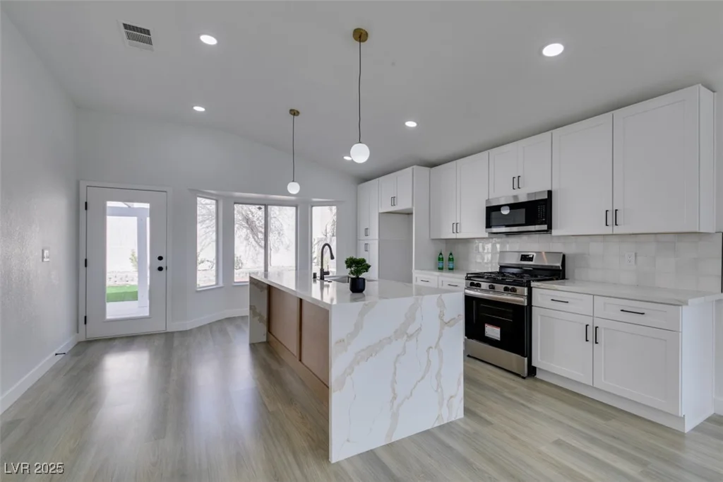 9808 Eagle Rock, Las Vegas, NV 89117