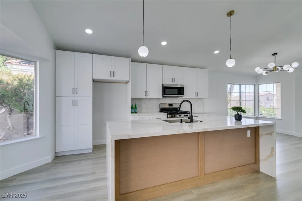 9808 Eagle Rock, Las Vegas, NV 89117