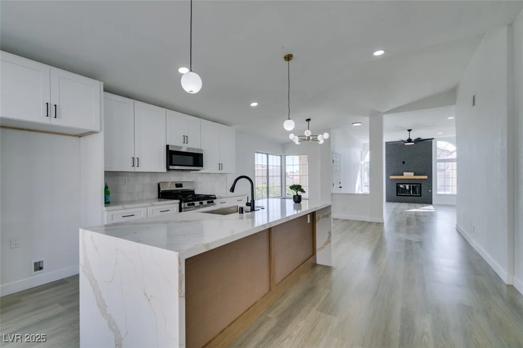 9808 Eagle Rock, Las Vegas, NV 89117