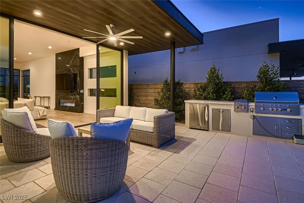 678 Blackrock Rim, Henderson, NV 89012