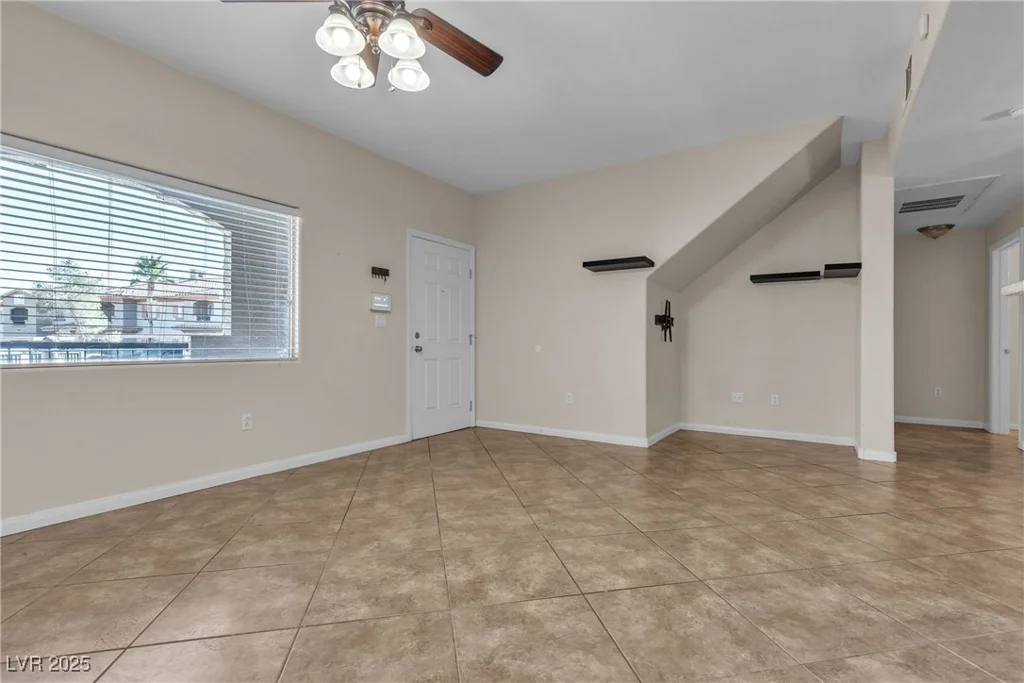 7701 Robindale, Las Vegas, NV 89113