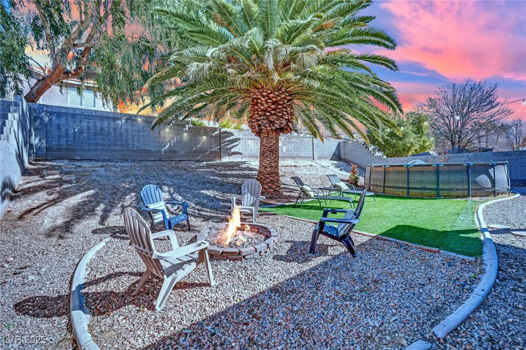 1914 Night Shadow, North Las Vegas, NV 89031