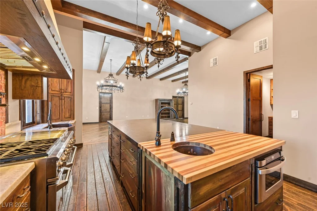 6760 Hinson, Las Vegas, NV 89118