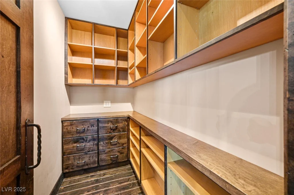 6760 Hinson, Las Vegas, NV 89118