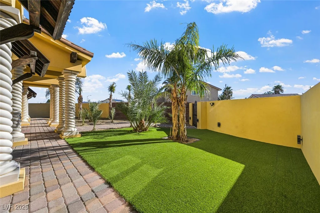 6760 Hinson, Las Vegas, NV 89118