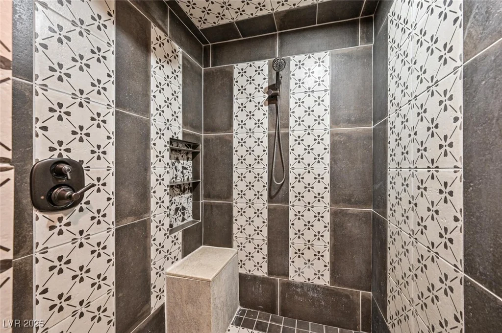6760 Hinson, Las Vegas, NV 89118