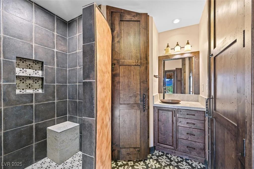 6760 Hinson, Las Vegas, NV 89118