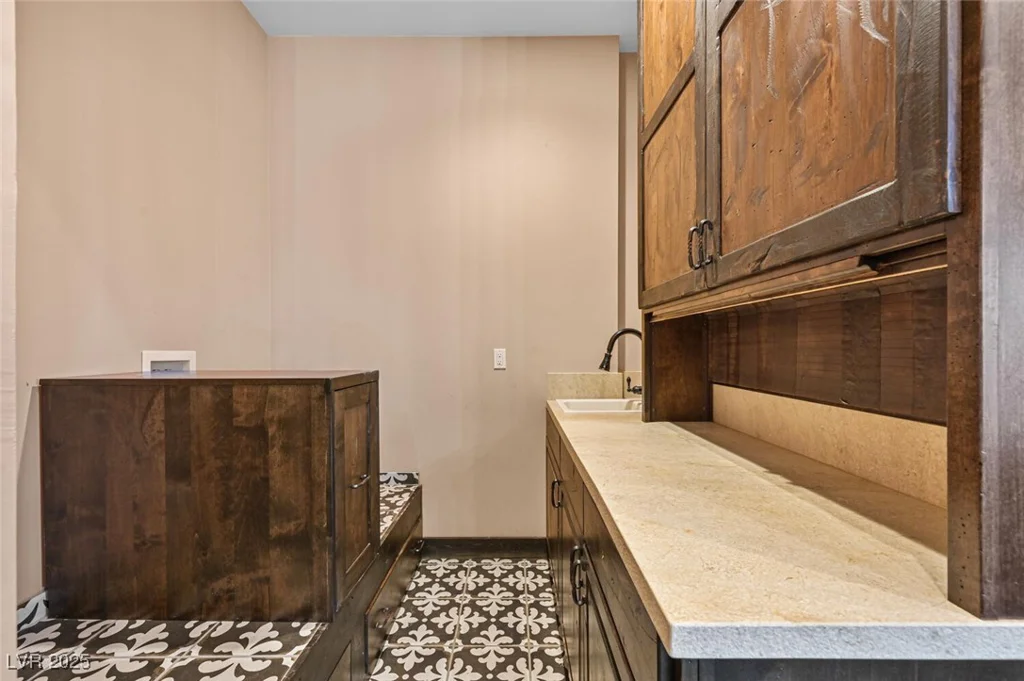 6760 Hinson, Las Vegas, NV 89118