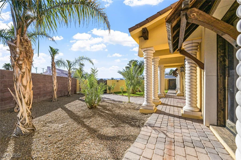 6760 Hinson, Las Vegas, NV 89118