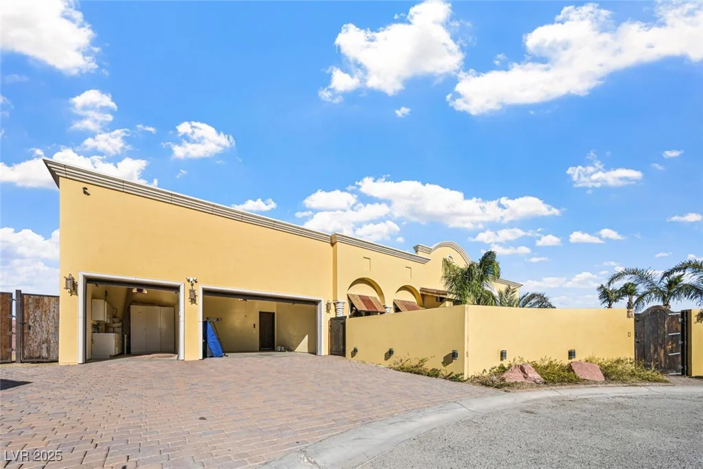 6760 Hinson, Las Vegas, NV 89118