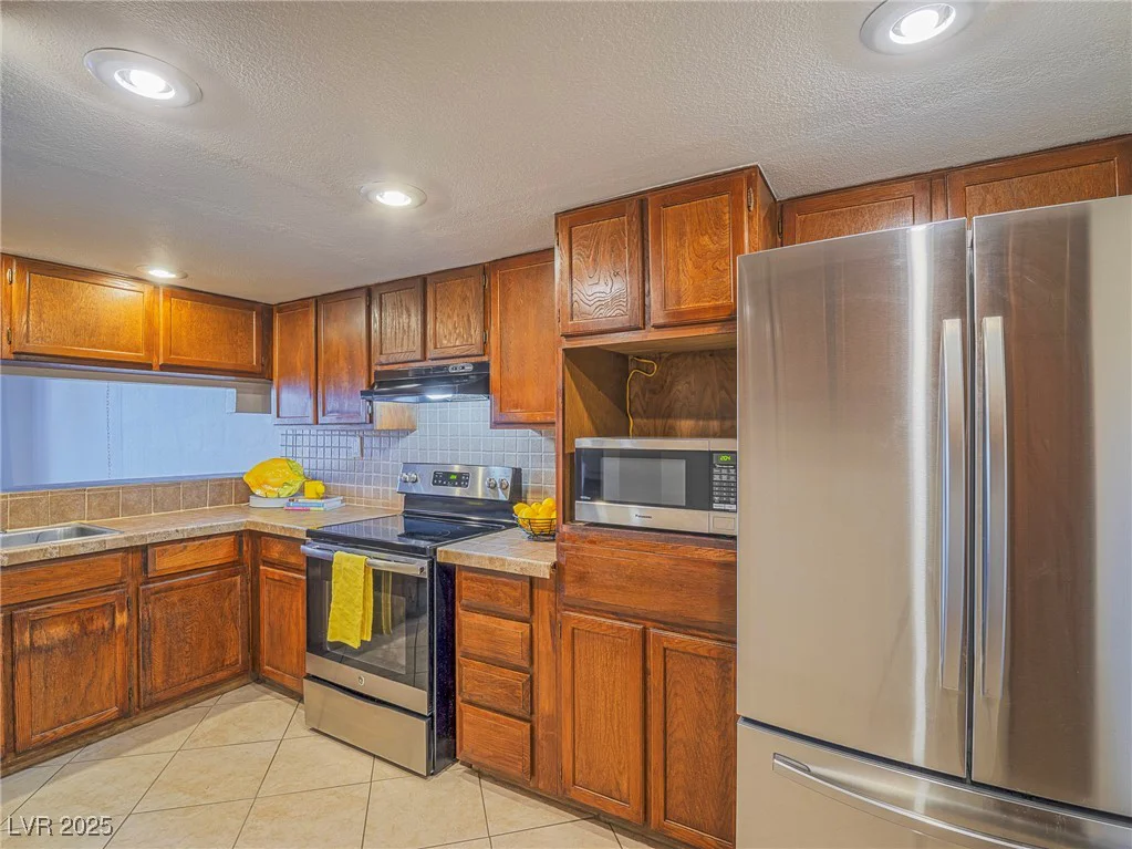 725 Royal Crest, Las Vegas, NV 89169