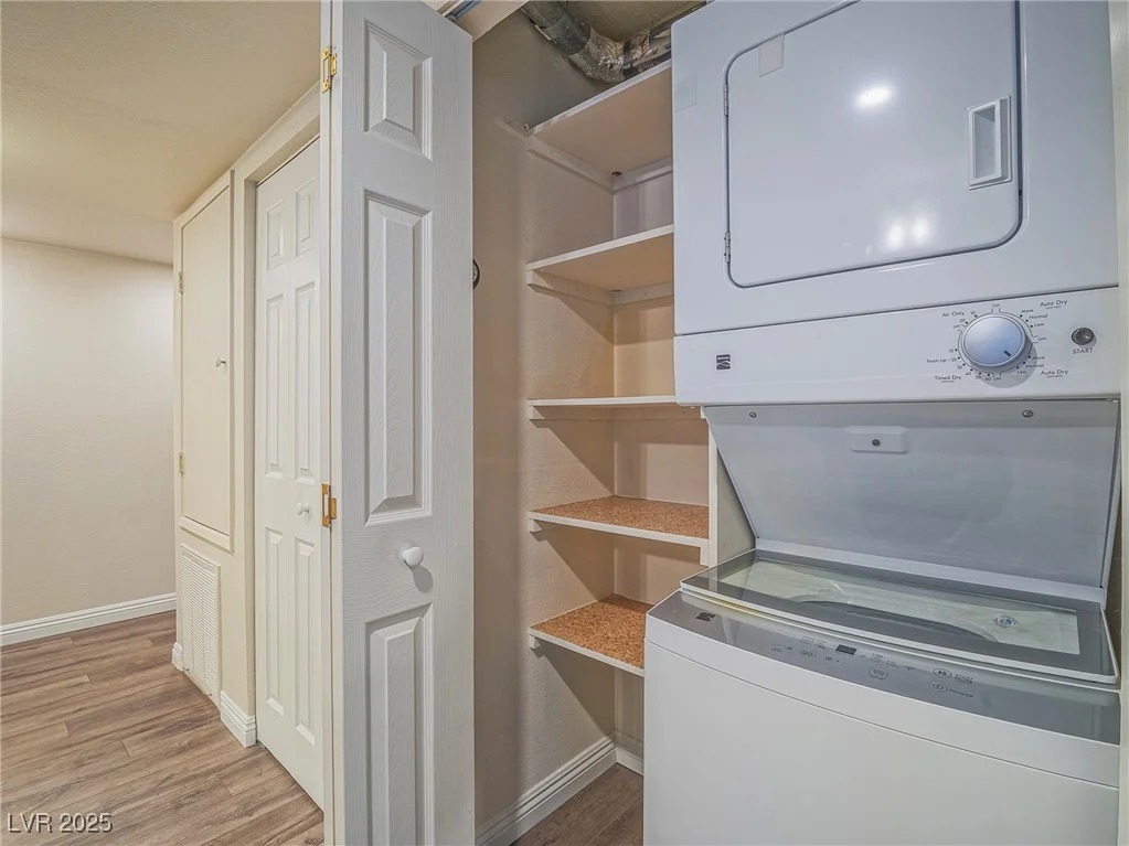725 Royal Crest, Las Vegas, NV 89169