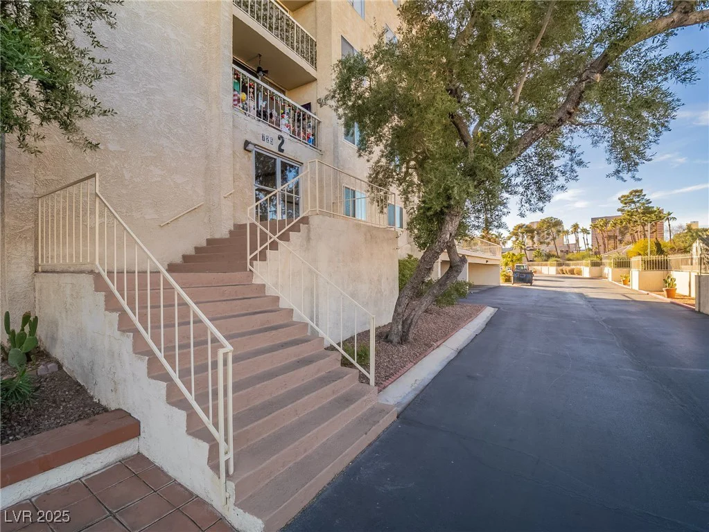 725 Royal Crest, Las Vegas, NV 89169