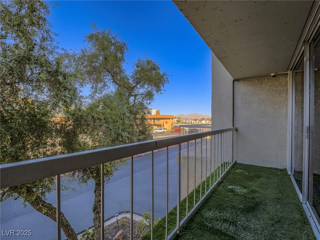 725 Royal Crest, Las Vegas, NV 89169