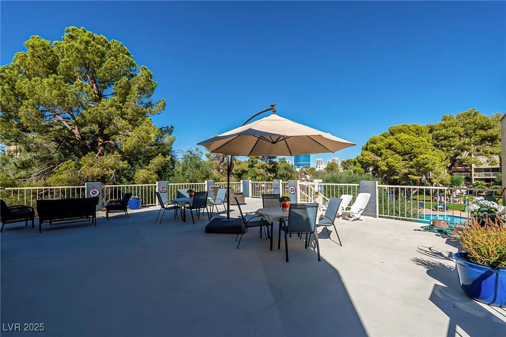 725 Royal Crest, Las Vegas, NV 89169