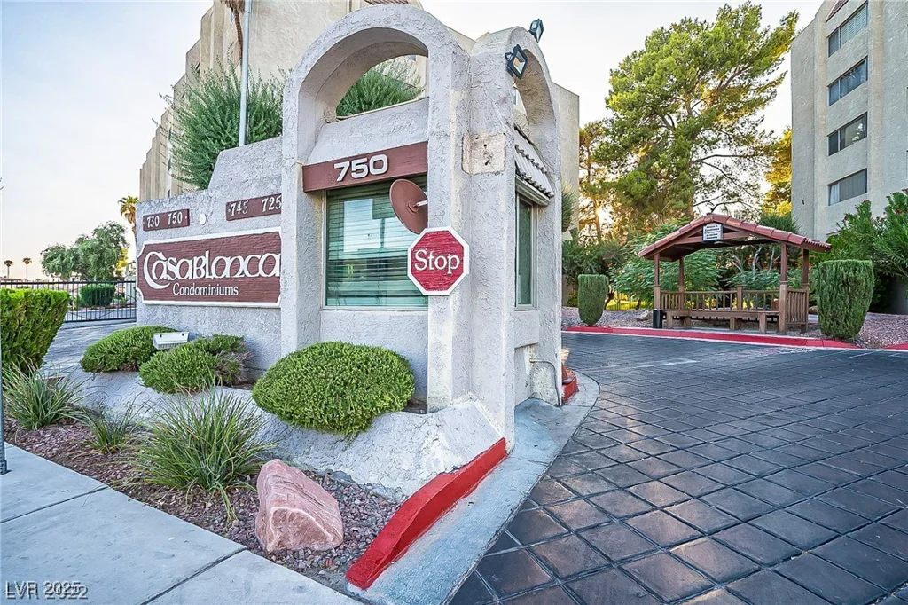 725 Royal Crest, Las Vegas, NV 89169