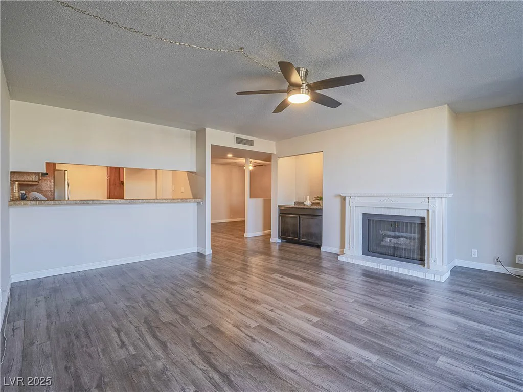 725 Royal Crest, Las Vegas, NV 89169