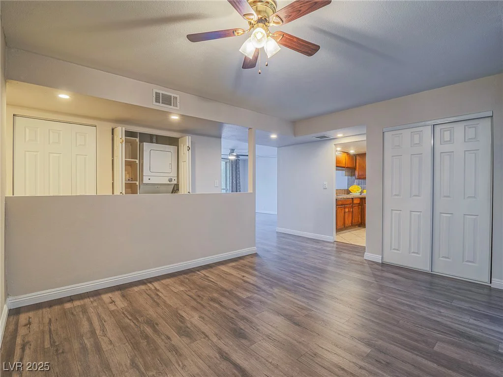 725 Royal Crest, Las Vegas, NV 89169