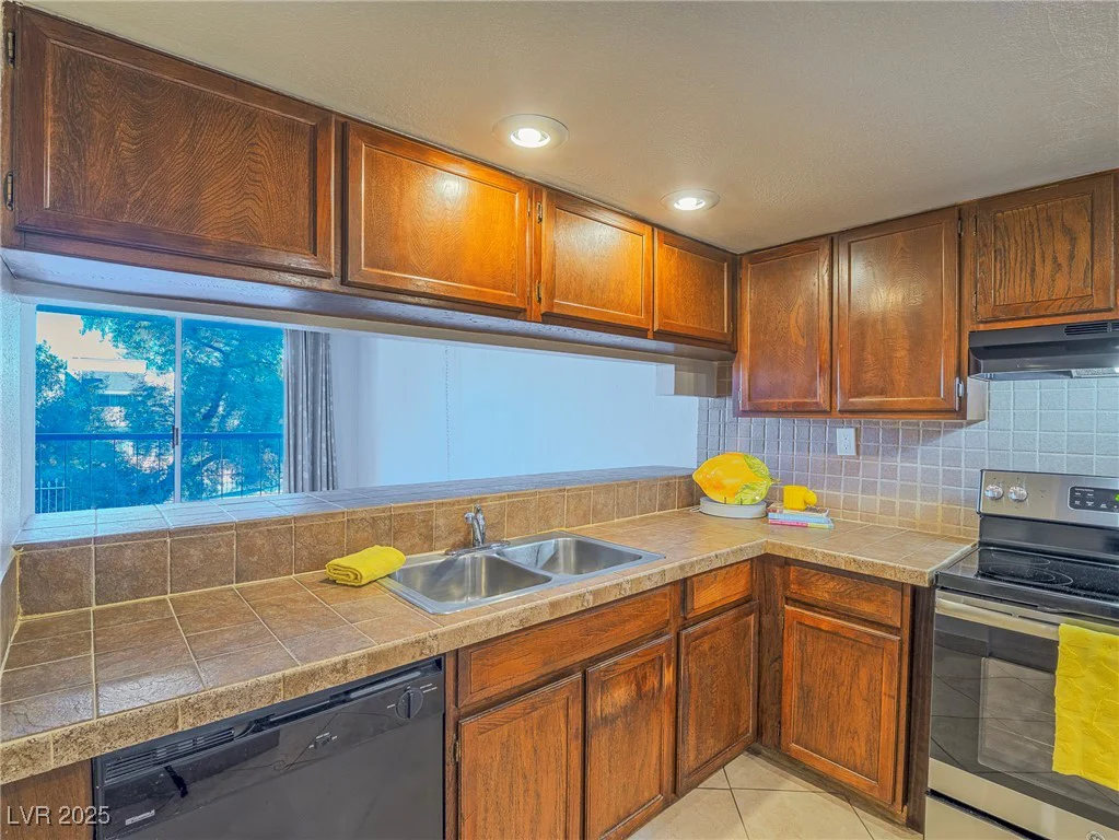 725 Royal Crest, Las Vegas, NV 89169