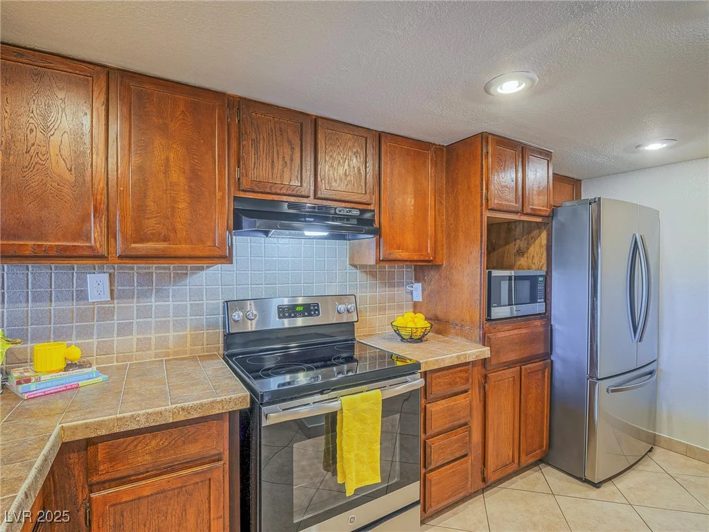 725 Royal Crest, Las Vegas, NV 89169