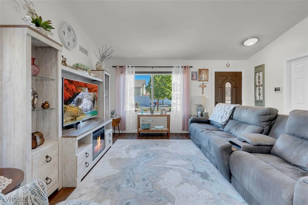 6109 Flaming Arrow, North Las Vegas, NV 89031