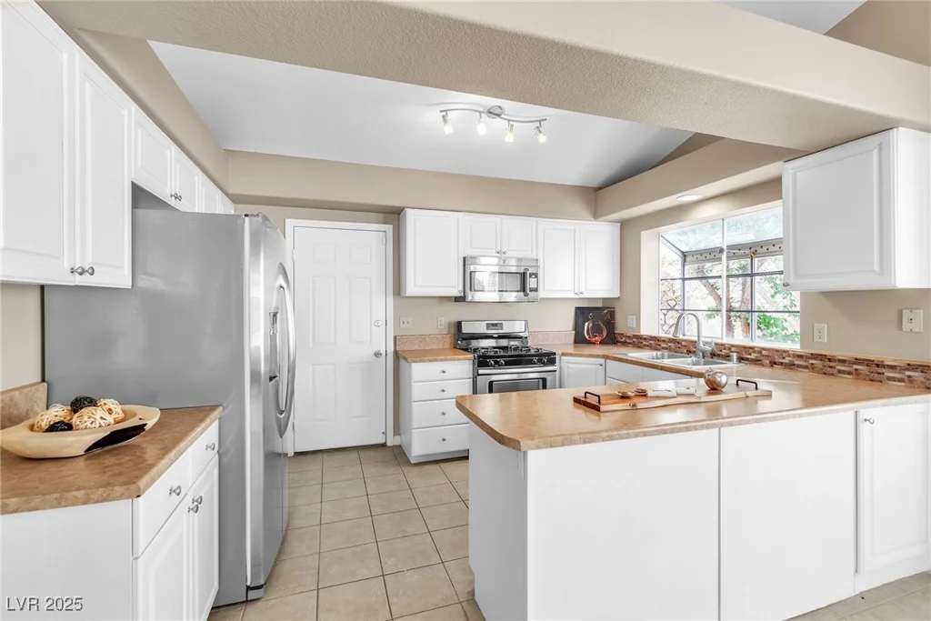 7624 Desert Delta, Las Vegas, NV 89128