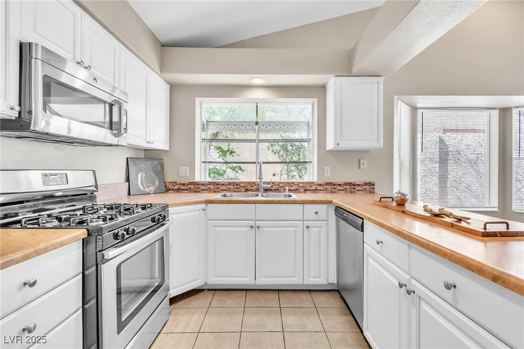 7624 Desert Delta, Las Vegas, NV 89128