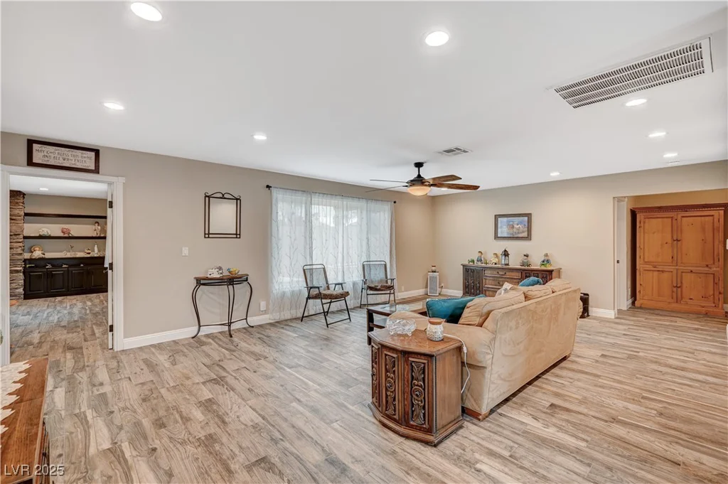 4625 Robindale, Las Vegas, NV 89139