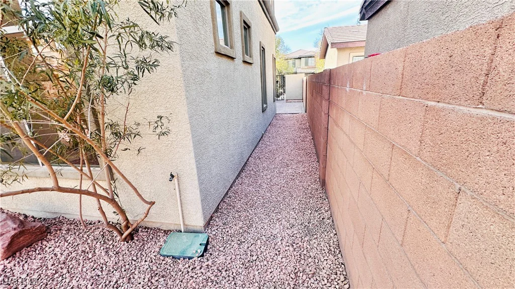 8216 Chimney Bluffs, North Las Vegas, NV 89085