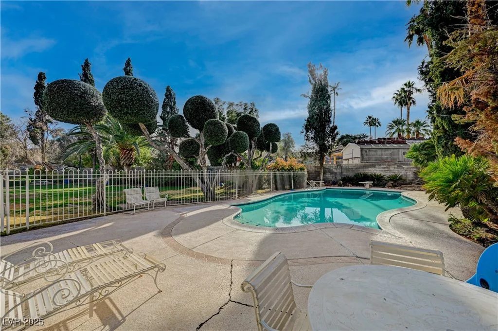 208 Stonewood, Las Vegas, NV 89107