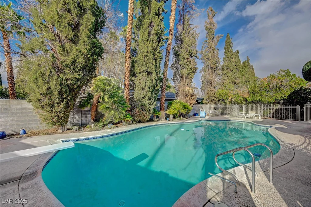 208 Stonewood, Las Vegas, NV 89107
