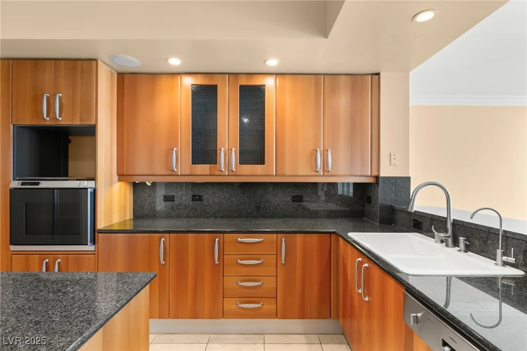2857 Paradise, Las Vegas, NV 89109
