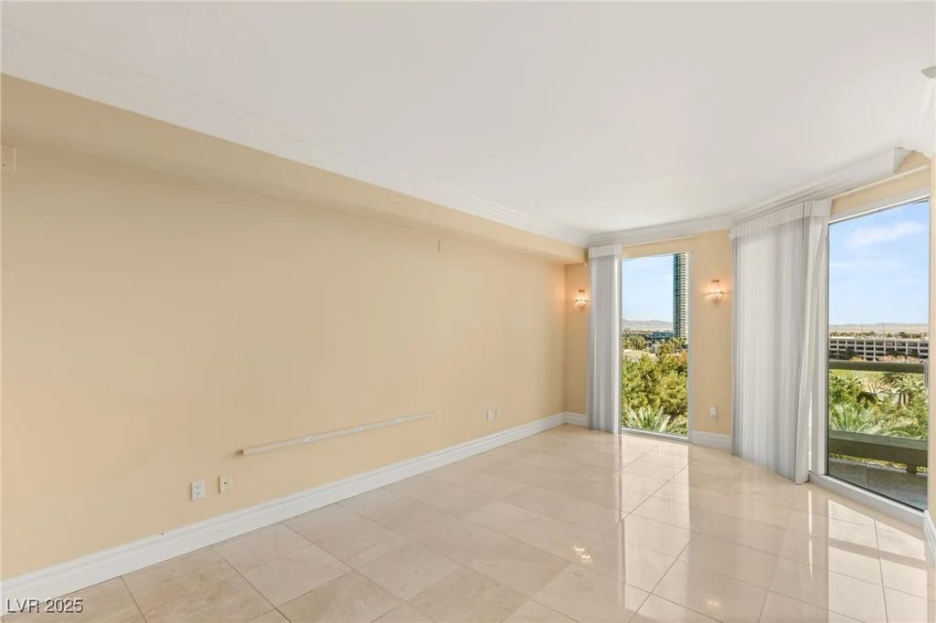 2857 Paradise, Las Vegas, NV 89109