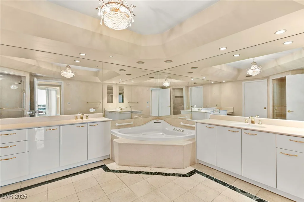 2857 Paradise, Las Vegas, NV 89109