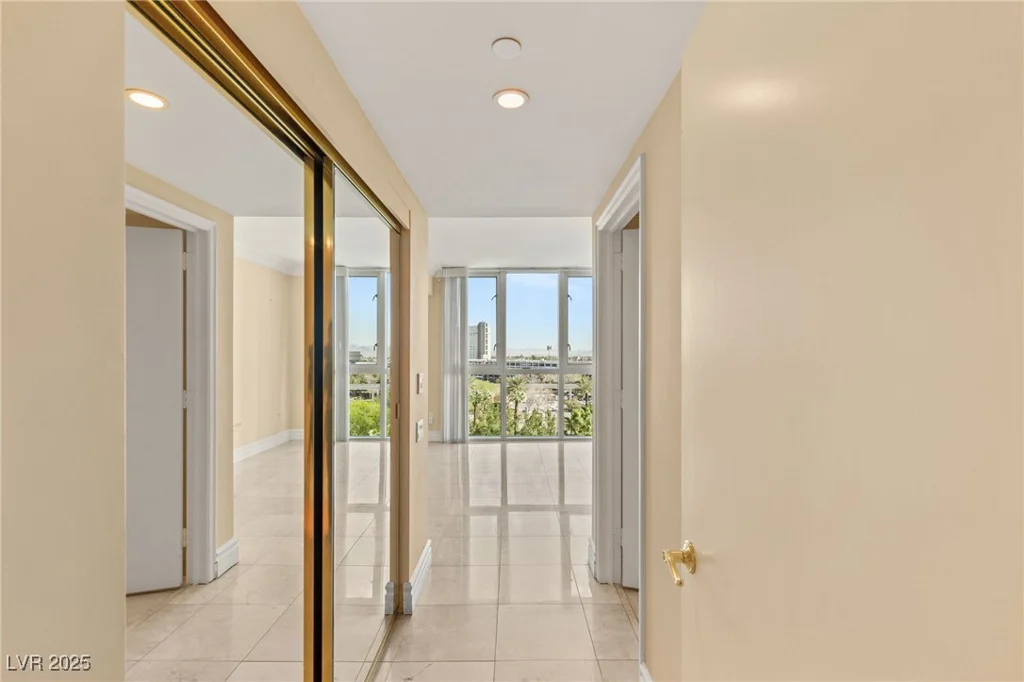2857 Paradise, Las Vegas, NV 89109