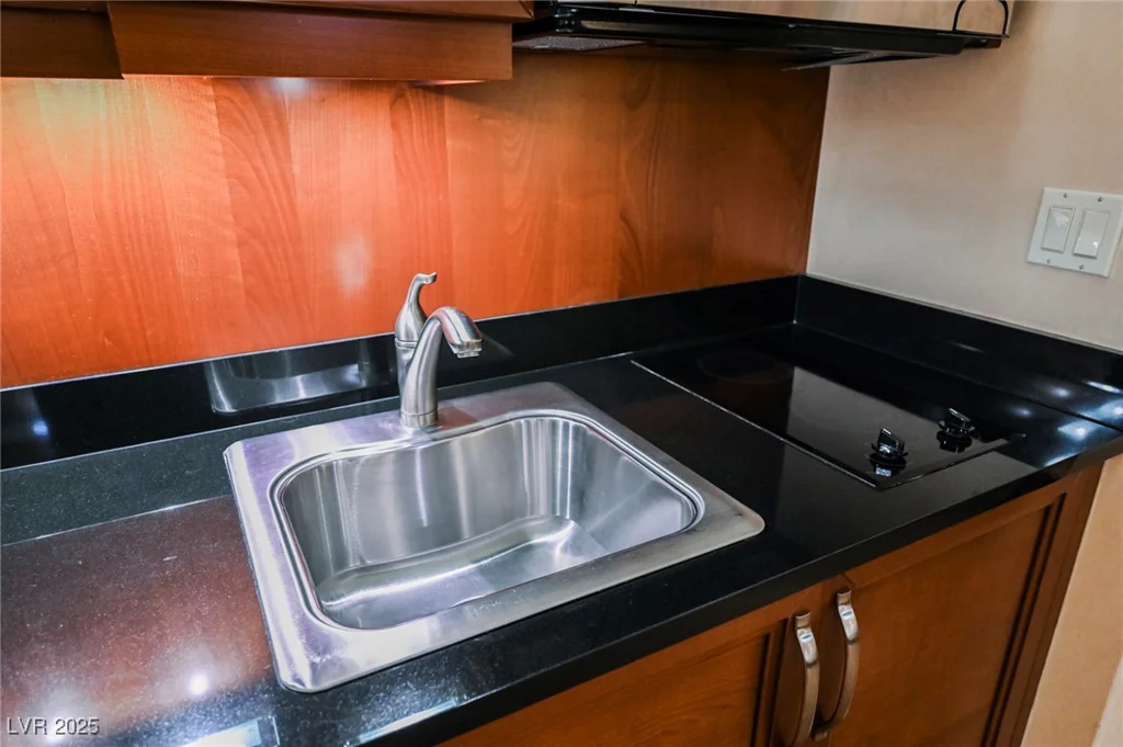 145 HARMON, Las Vegas, NV 89109