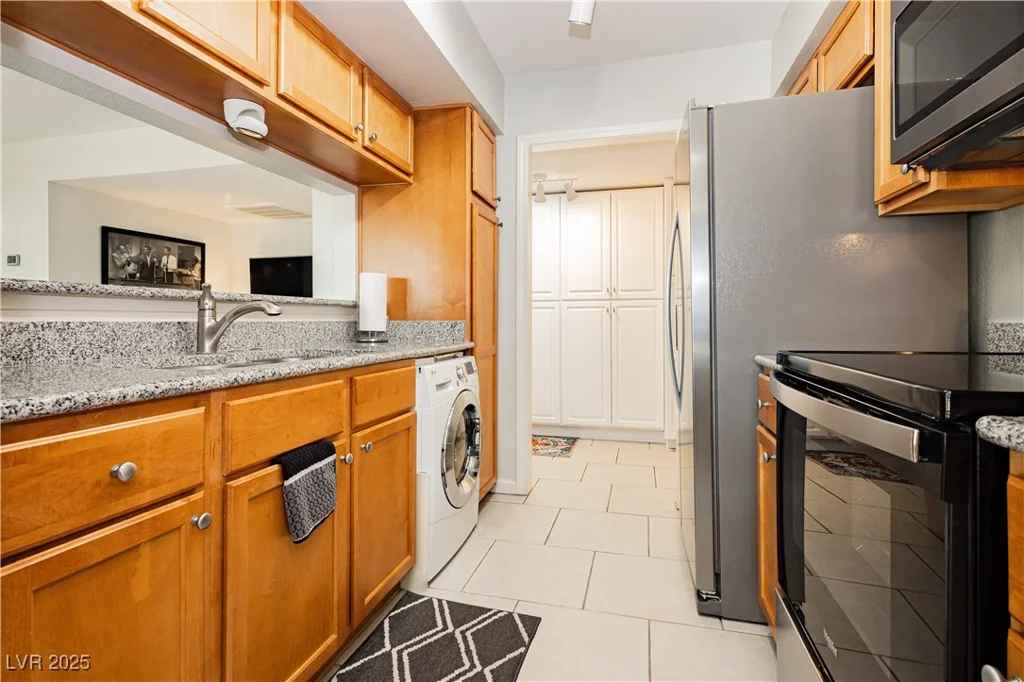 737 Oakmont, Las Vegas, NV 89109