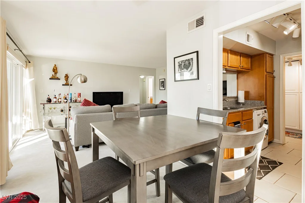 737 Oakmont, Las Vegas, NV 89109