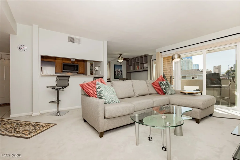 737 Oakmont, Las Vegas, NV 89109