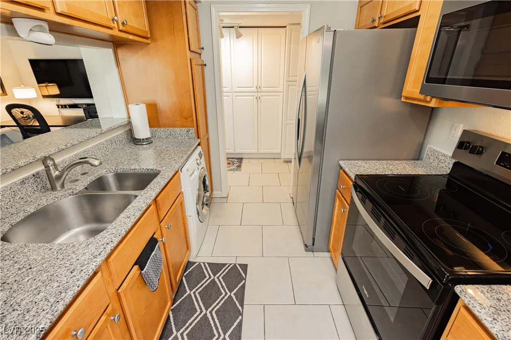 737 Oakmont, Las Vegas, NV 89109