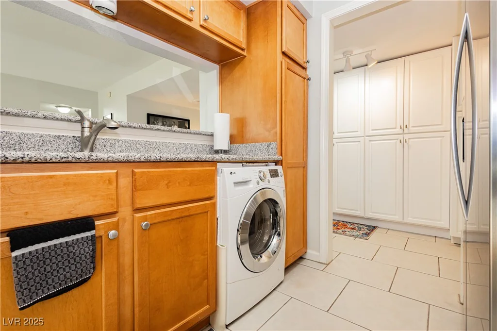 737 Oakmont, Las Vegas, NV 89109