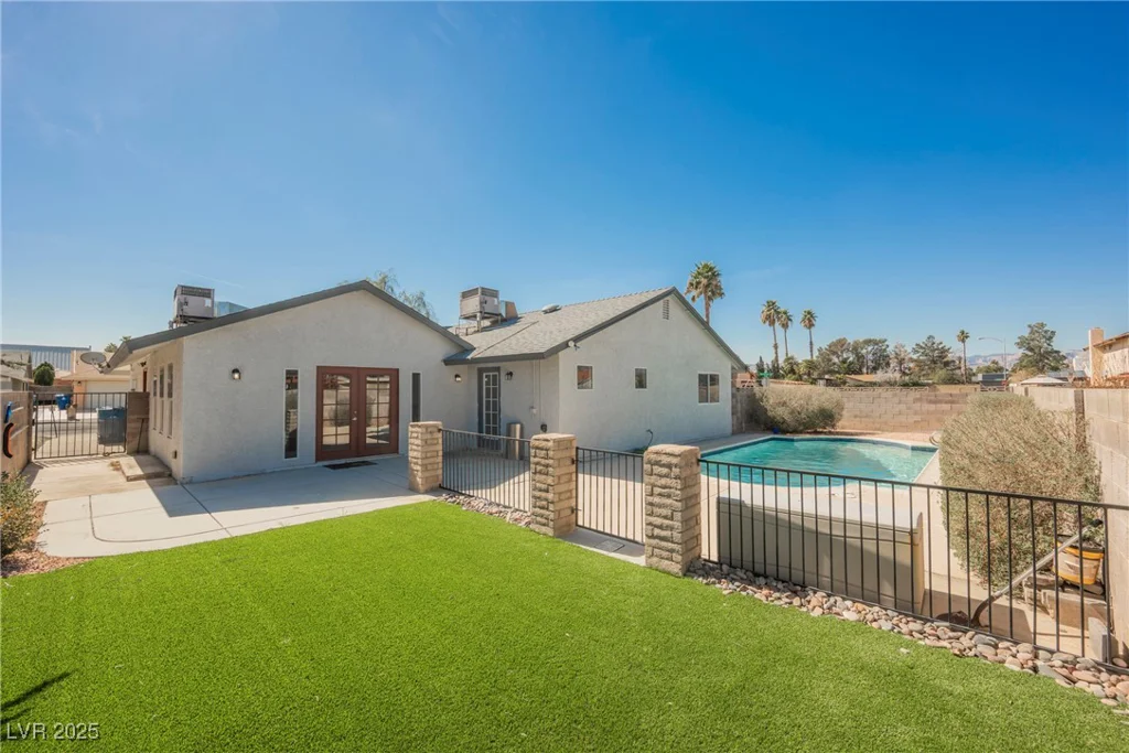 6284 Pinewood, Las Vegas, NV 89103
