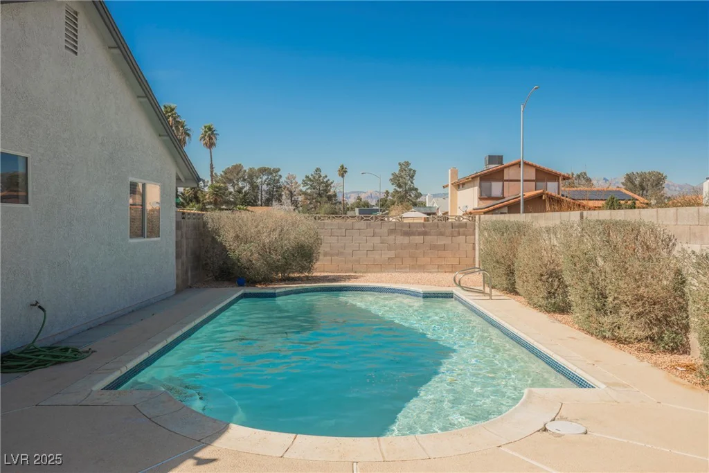 6284 Pinewood, Las Vegas, NV 89103