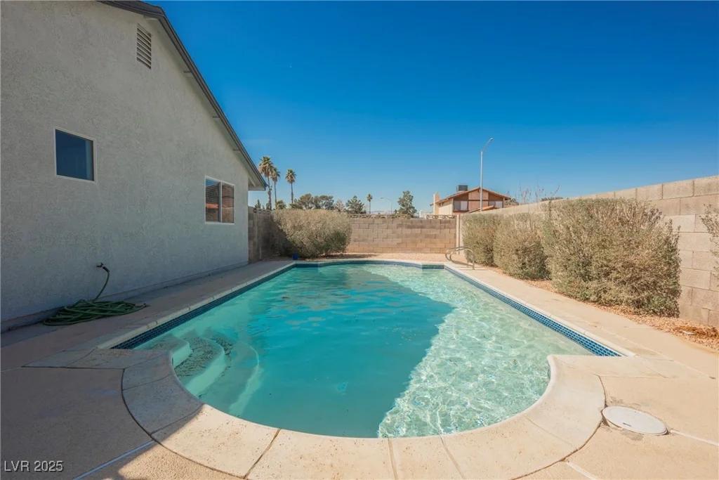 6284 Pinewood, Las Vegas, NV 89103