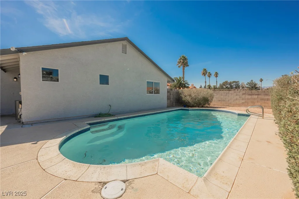 6284 Pinewood, Las Vegas, NV 89103