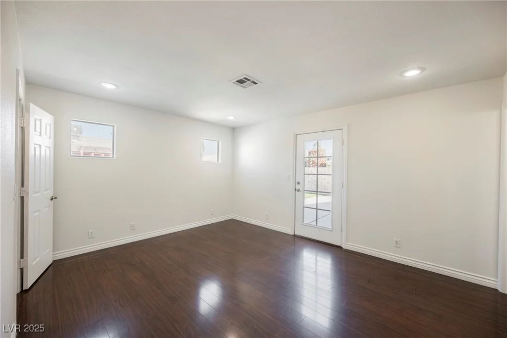6284 Pinewood, Las Vegas, NV 89103